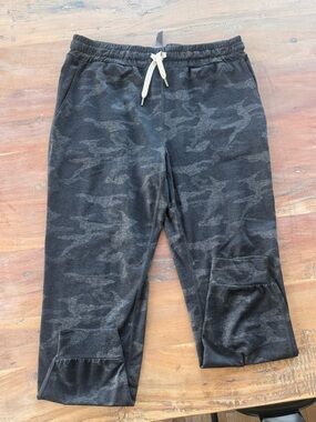 Vuori Performance joggers size small.